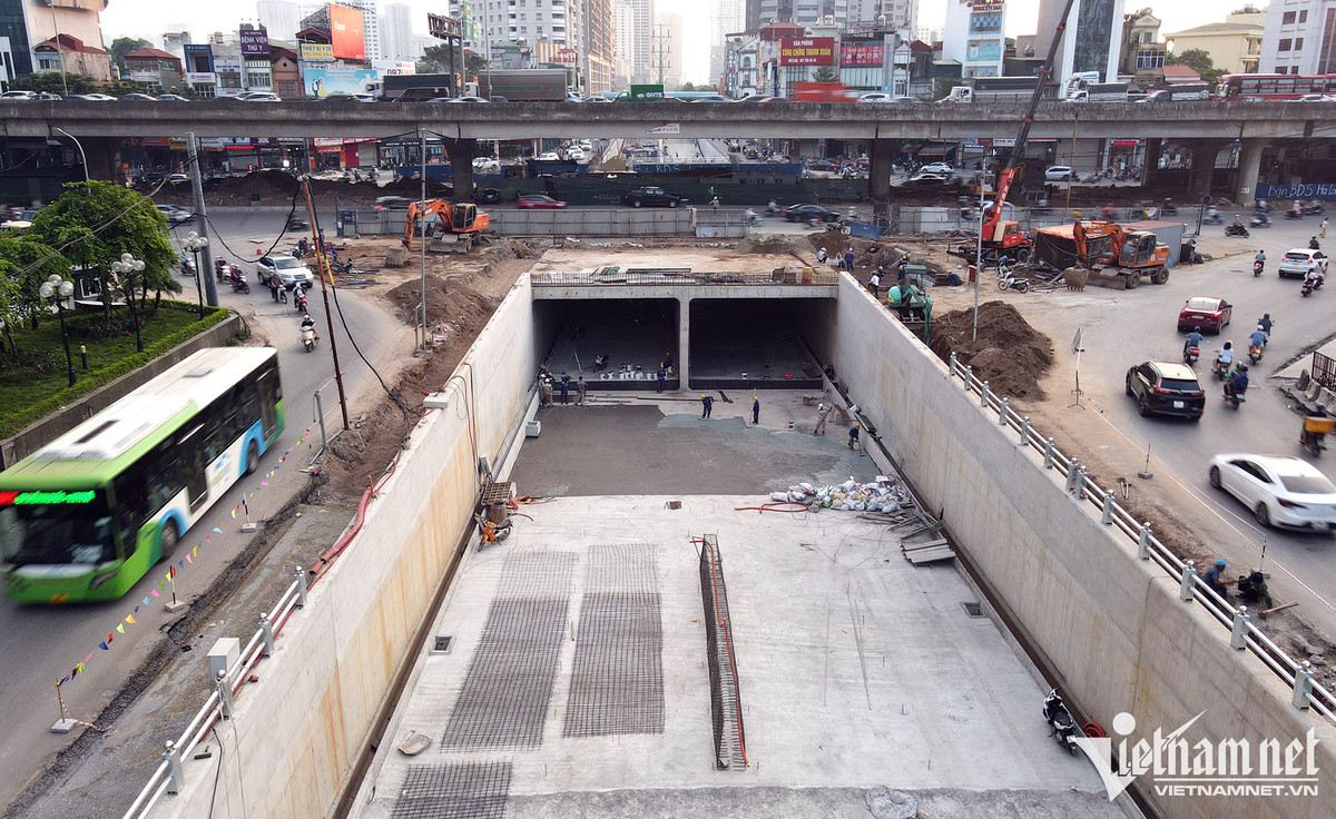 Hầm chui 700 tỷ đồng cơ bản đã hoàn thành. Sau khi hoàn thành, nút giao sẽ có tổng cộng 10 làn xe theo hướng Lê Văn Lương - Tố Hữu và ngược lại, thay vì 8 làn xe như hiện nay.