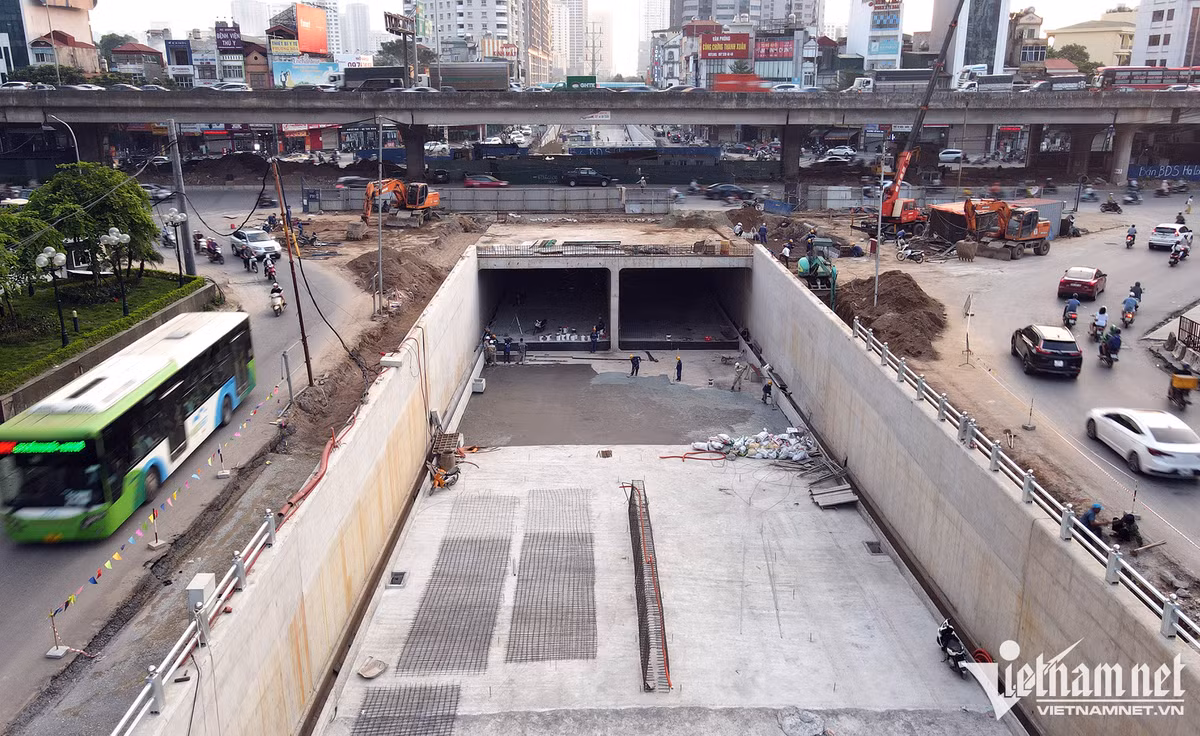 Hầm chui 700 tỷ đồng cơ bản đã hoàn thành. Sau khi hoàn thành, nút giao sẽ có tổng cộng 10 làn xe theo hướng Lê Văn Lương - Tố Hữu và ngược lại, thay vì 8 làn xe như hiện nay.