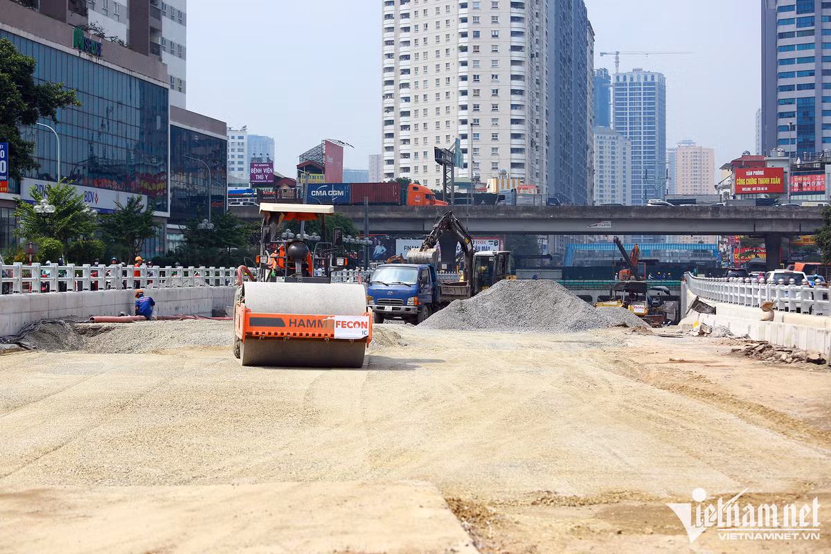 Ông Nguyễn Tuấn Nghĩa, Phó Giám đốc Ban điều hành dự án hầm chui cho biết, để kịp thông xe ngày 10/10, công nhân đang đẩy nhanh tiến độ, làm liên tục cả ngày và đêm.