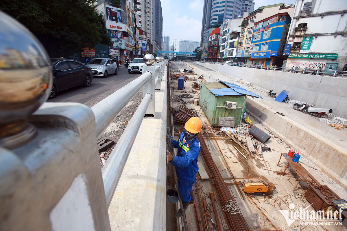 Công nhân tiến hành làm nhẵn bề mặt trước khi sơn. Tổng chiều dài hầm và gờ chắn hai đầu hầm là 475m