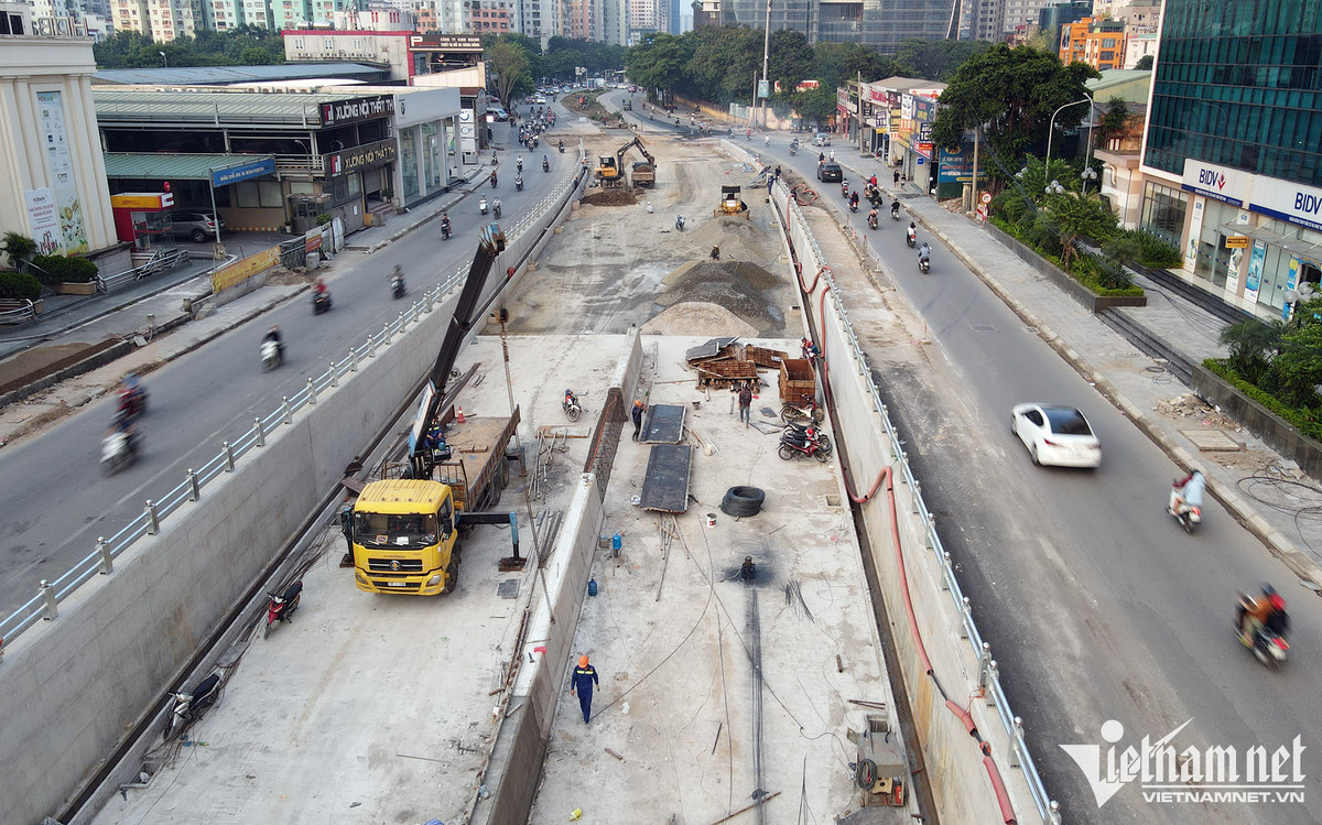Ông Hồ Đức Phúc, Giám đốc liên danh nhà thầu cho biết, sau gần 2 năm thi công, đến nay khối lượng trên công trường ước đạt khoảng hơn 85%. Dự án đã thi công hoàn thành đổ bê tông 5/5 đốt hầm kín với chiều dài 95m; thi công xong 10/10 đốt hầm hở, 4/4 đốt tường chắn và 6/6 đốt gờ chắn phía đường Tố Hữu.