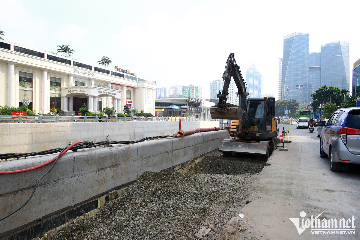 Nhà thầu hoàn trả mặt bằng đường Lê Văn Lương. Trong tổng vốn đầu tư gần 700 tỷ đồng của dự án thì chi phí xây dựng hơn 532 tỷ đồng, được trích từ nguồn ngân sách thành phố.