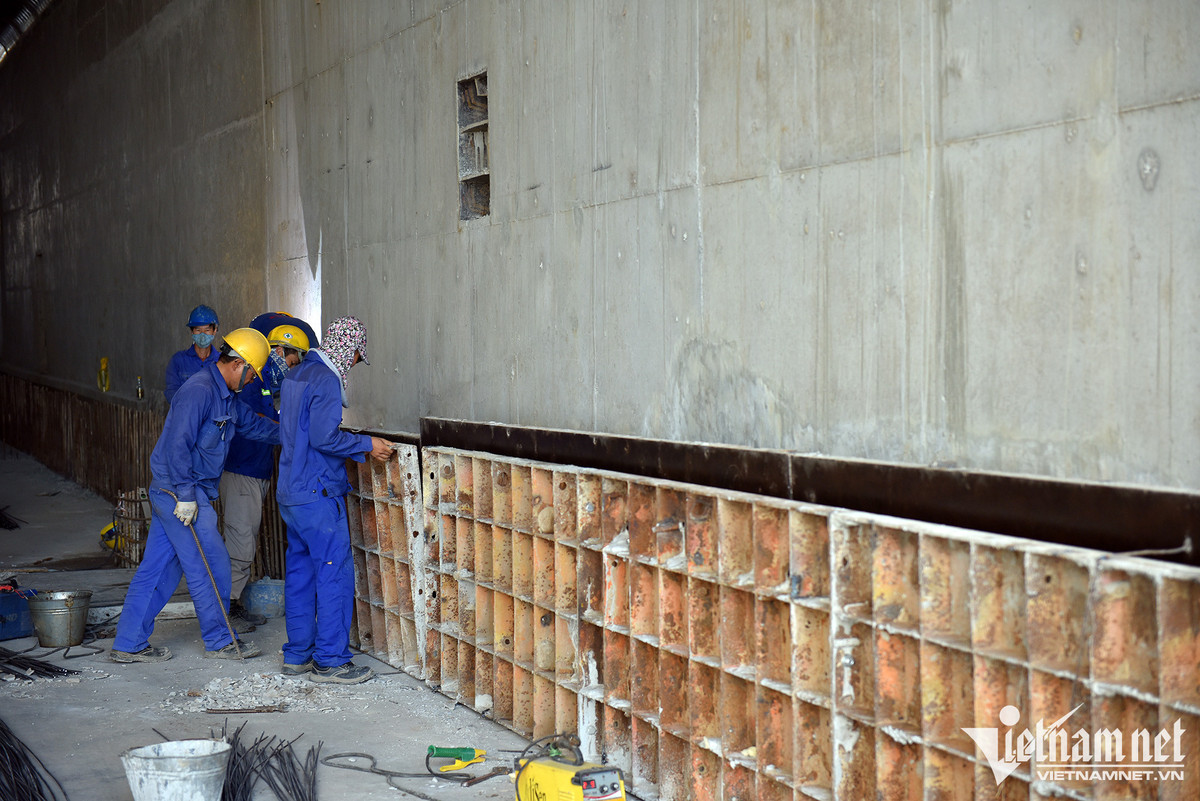 Sáng 20/9, công nhân tiếp tục thi công hệ thống thoát nước.