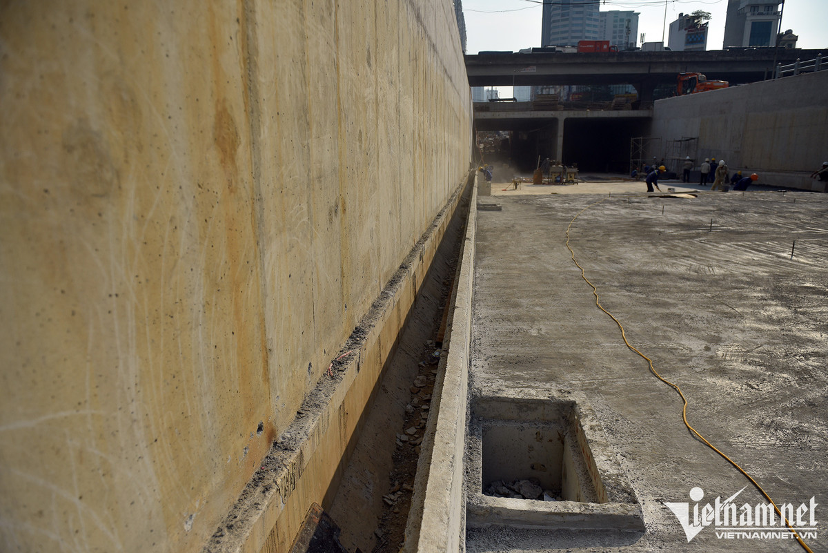 Để chống ngập, một bể chứa nước cũng đã được xây dựng ngay bên hông hầm, nước từ đây sẽ được bơm đẩy ra hệ thống thoát nước của thành phố.