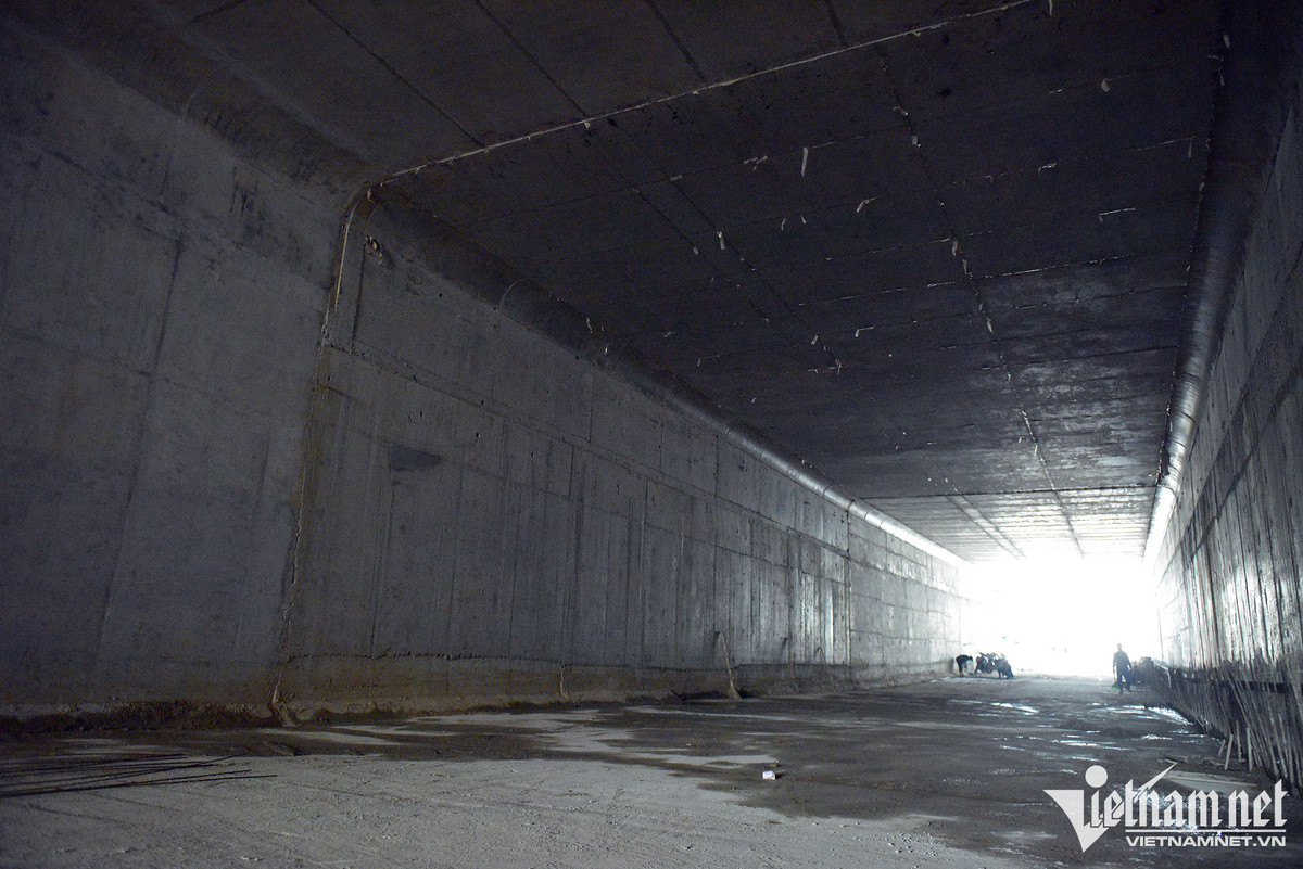 Phần hầm kín dài 95m đang chờ sơn chống thấm và trải nhựa mặt đường, còn phần đáy hầm chui được đổ bê tông, cốt thép dầy gần 1m.