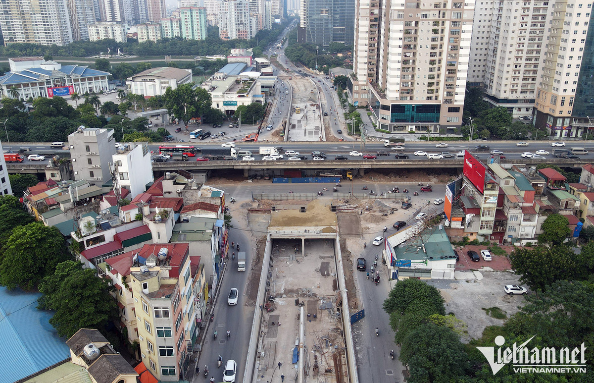 Công trình hầm chui Lê Văn Lương được khởi công từ tháng 10/2020 với tổng mức đầu tư gần 700 tỷ đồng. Dự án có mục tiêu hoàn thiện hạ tầng giao thông và xóa ''điểm đen'' ùn tắc ở nút giao Lê Văn Lương - Tố Hữu và Vành đai 3