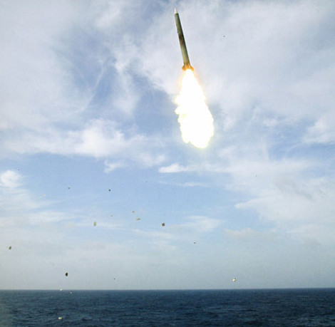 Type 055 trang bị tên lửa đối không tầm xa HQ-10. Ảnh minh họa