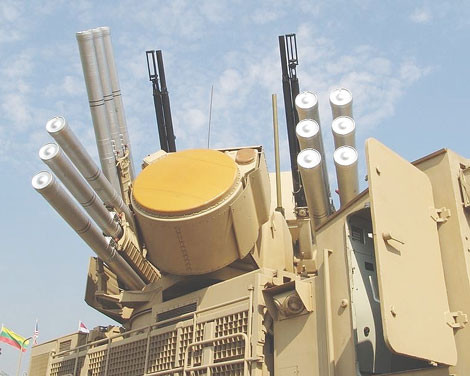 Pantsir thiết kế với hệ thống pháo và tên lửa cùng radar điều khiển hỏa lực.