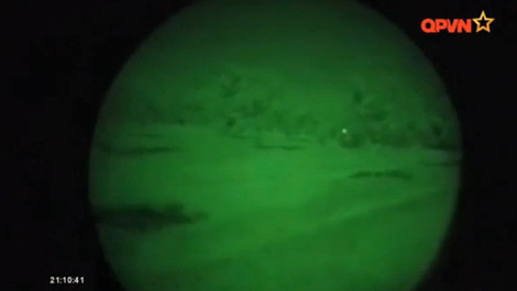 Hình ảnh từ kính quan sát đêm đeo đầu.