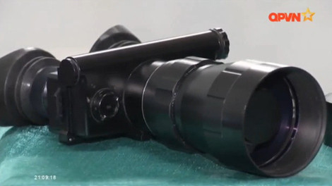 Kính quan sát đêm có thể đeo trên đầu hoặc cầm tay.