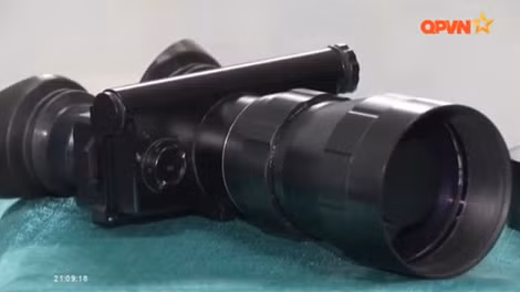 Kính quan sát đêm có thể đeo trên đầu hoặc cầm tay.