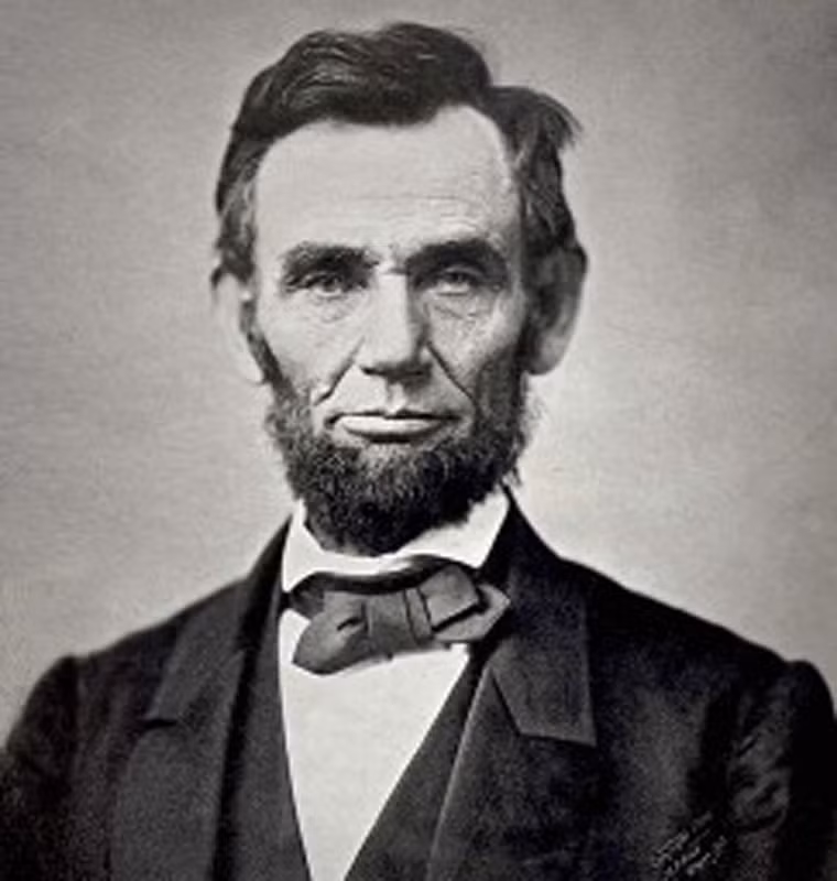 Mỹ thống nhất hai miền Nam - Bắc năm 1865. Ngày 9/4/1865, tướng Lee của Liên minh miền Nam đầu hàng tướng Grant của Liên bang miền Bắc. Đến ngày 15/4/1865, Tổng Thống Lincoln (trong ảnh) bị ám sát. Tổng thống Andrew Johnson - ông chủ Nhà Trắng đời thứ 16 trở thành nhà lãnh đạo thống nhất hai miền Nam - Bắc và giải phóng nô lệ vào tháng 6/1865.