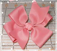 8. Dải nơ với một loạt các nút thắt là một trong những biểu tượng của tình yêu bất diệt. Nó là vòng xoắn không có điểm bắt đầu cũng như không có điểm kết thúc. Các đôi uyên ương thường làm điều đó bằng dải ruy băng hay vẽ nó trên giấy để chứng minh tình yêu vĩnh cửu của mình.