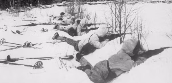 Lính bắn tỉa Hayha đã phá vỡ mọi kỷ lục về số lượng mục tiêu bị tiêu diệt bằng vũ khí bắn tỉa trong những cuộc chiến tranh từ trước tới nay. Sinh ra ở vùng Rautjarvi, gần biên giới giữa Phần Lan và Nga ngày nay, ông bắt đầu nhập ngũ, phục vụ trong quân đội Phần Lan từ năm 1925.