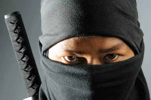 Theo một số ghi chép lịch sử, một vụ ám sát thất bại do một ninja có tên là Kirigakure Saizo thực hiện. Lãnh chúa Tokugawa Ieyasu đã cử Saizo thực hiện nhiệm vụ đó nhằm tiêu diệt đối thủ của mình là Toyotomi Hideyoshi. Một số nguồn tin khác viết về sự kiện này đã miêu tả Saizo là "ninja bất cẩn". Ông bị bắt trong khi đang theo dõi lãnh chúa Hideyoshi.