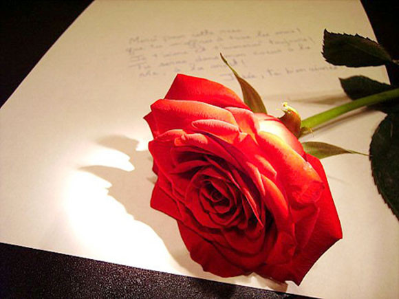 Trước khi bị xử tử, giám mục Valentine đã viết một lá thư tình gửi cho người yêu và ký tên là "Valentine của em". Câu chuyện cảm động đó đã trở thành huyền thoại về mối tình lãng mạn và những người yêu nhau chọn đó là ngày hội bày tỏ tình cảm.