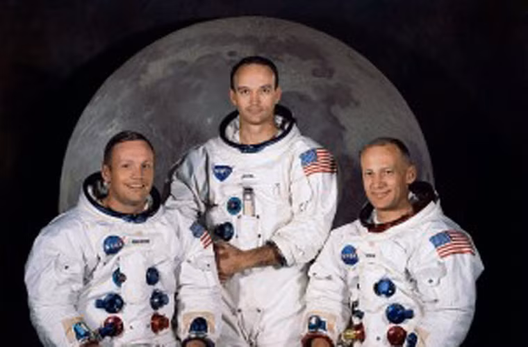 Tàu Apollo 11 đưa nhà du hành vũ trụ NASA Neil Armstrong - người đầu tiên trên thế giới đặt chân lên Mặt Trăng vào ngày 20/7/1969. Sự kiện này có ý nghĩa quan trọng bởi khát vọng chinh phục Mặt Trăng của con người đã trở thành hiện thực.