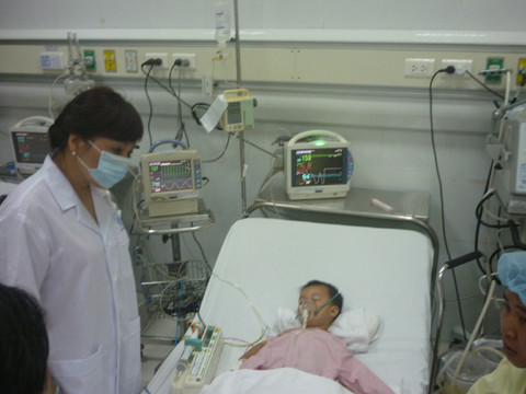 Bộ trưởng Bộ Y tế Nguyễn Thị Kim Tiến thăm bệnh nhân tại Bệnh viện Nhi T.Ư.