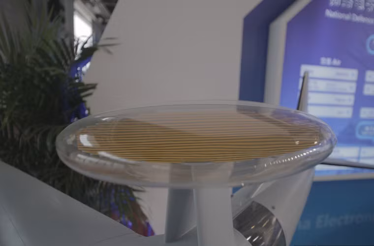 Radar mạng pha đặt trên lưng được đánh giá là ưu việt, mạnh hơn nhiều so với KJ-200, KJ-2000.