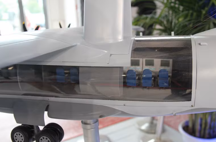 Cận cảnh phóng kiểm soát hệ thống radar và chỉ huy trên không với các màn hình màu ở mỗi vị trí ngồi của sĩ quan điều khiển.