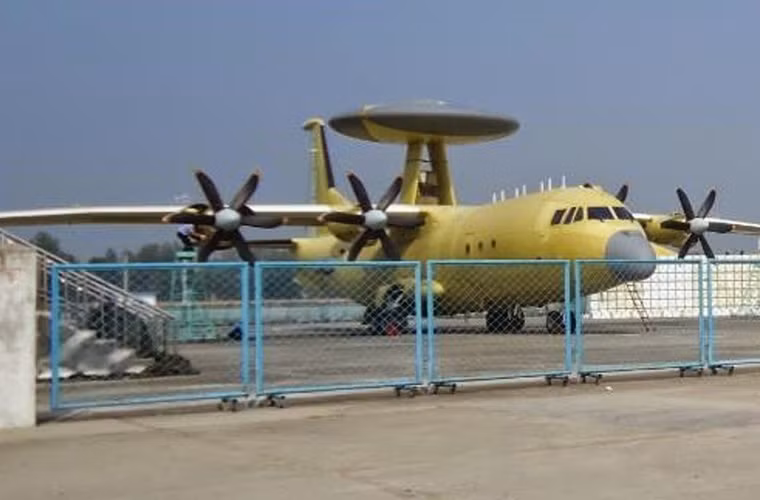 KJ-500 xuất hiện lần đầu vào cuối năm 2013 đã tạo ra sự quan tâm đặc biệt từ giới chuyên gia, truyền thông quốc tế. Theo tổ chức Jamestown Foundation (Mỹ), máy bay cảnh báo sớm KJ-2000 của Trung Quốc sử dụng radar mạng pha mạnh hơn hẳn so với thiết kế E-3C Sentry của Mỹ. Như vậy, nếu như KJ-500 vượt trội KJ-2000 thì đồng nghĩa với việc nó mạnh hơn cả máy bay cảnh báo E-3C của Mỹ.