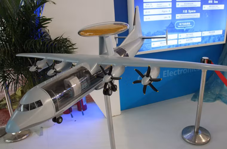 KJ-500 được cho là dùng khung bệ cơ sở máy bay vận tải thế hệ mới Y-9, sử dụng động cơ tuốc bin cánh quạt WJ-6C do Trung Quốc tự sản xuất, công suất tăng lên hơn 5.000 mã lực, hành trình bay có thể đạt tới 5.000 km.