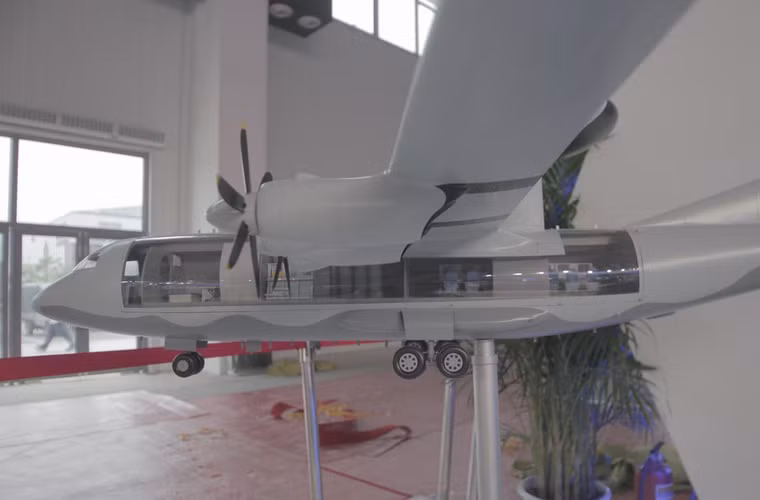 Mô hình KJ-500 tại cuộc triển lãm nhỏ này đã hé mở nội thất (gồm buồng lái, khoang kiểm soát hệ thống radar trên máy bay).