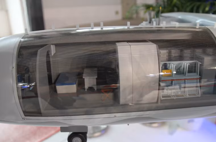 Ngay đằng sau phòng họp là phóng lắp đặt các thiết bị máy móc vận hành radar.