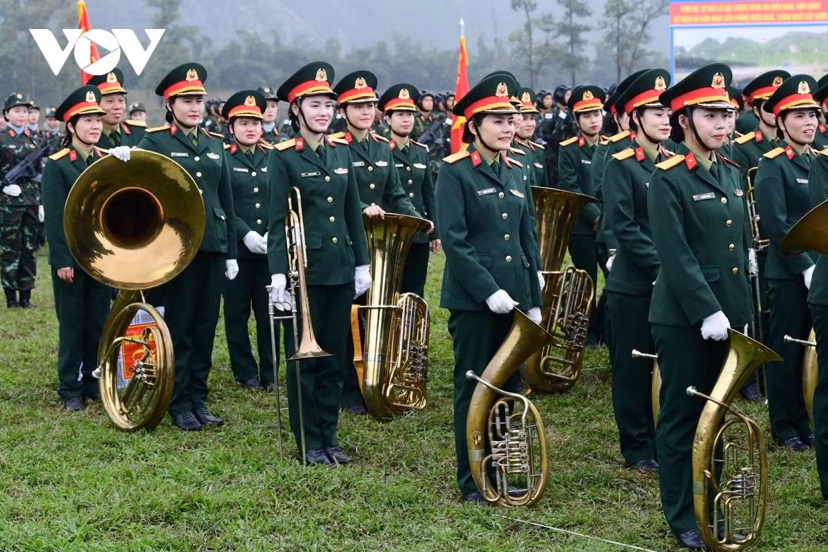 Khối nữ quân nhạc là những người mang trang bị có trọng lượng nặng nhất khi tham gia diễu binh, diễu hành. Trong đó, chiến sĩ hàng cuối mang chiếc kèn đồng nặng tới 19kg.