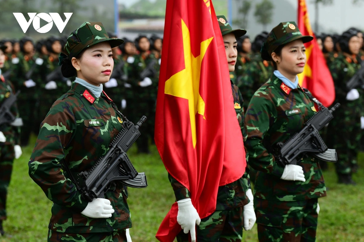 Khối nữ chiến sĩ gìn giữ hòa bình với khăn quàng cổ màu xanh da trời đặc trưng được trang bị súng STV 215. Mẫu súng này được thiết kế theo nguyên lý trích khí thuốc để tự động nạp đạn cho phát bắn tiếp theo, có tầm bắn hiệu quả khoảng 250 m, sơ tốc đầu đạn 615 m/s và trọng lượng nặng khoảng nặng 3,7 kg.