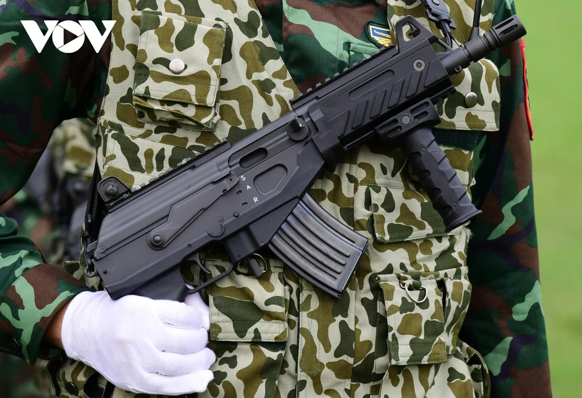 Cận cảnh khẩu súng tiểu liên STV 022 trên tay chiến sĩ đặc công.