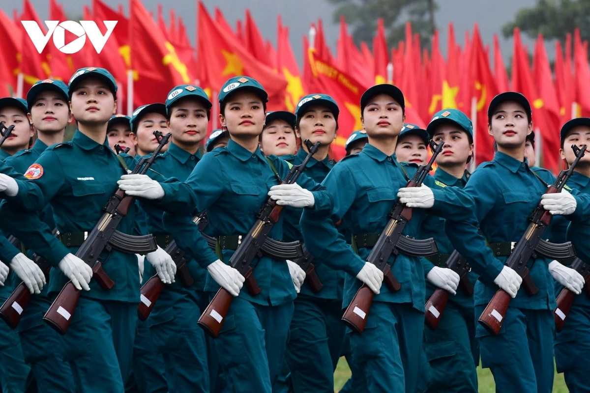 Khối nữ dân quân miền Bắc tham gia diễu binh, diễu hành với súng AK-47. Đây là loại súng gắn liền với các lực lượng vũ trang Việt Nam trong quá trình chiến đấu giải phóng miền Nam, thống nhất đất nước.