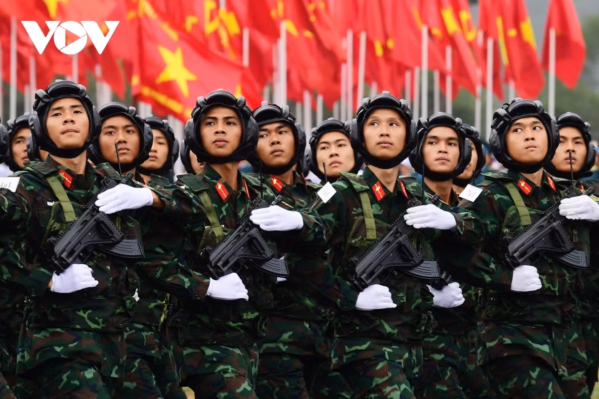 Súng STV 215 được đánh giá cao ở khả năng cơ động và tính chính xác. Ngoài khối nữ chiến sĩ gìn giữ hòa bình, súng STV 215 cũng được trang bị cho khối chiến sĩ binh chủng tăng - thiết giáp.