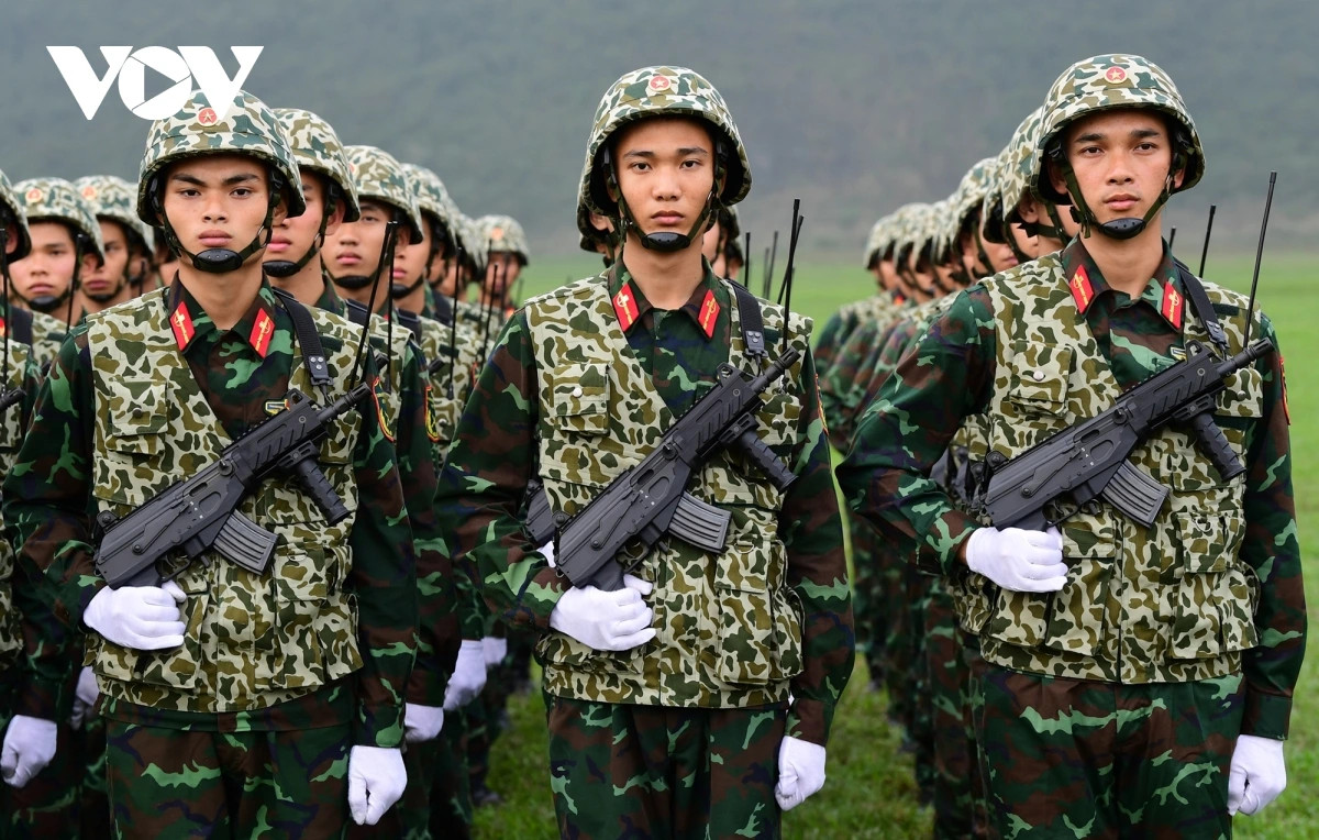 Khối chiến sĩ đặc công được trang bị súng tiểu liên STV 022 có nguyên lý hoạt động giống mẫu súng STV 215 nhưng trọng lượng nhẹ hơn và kích thước ngắn hơn để phù hợp với đặc điểm chiến đấu của binh chủng.