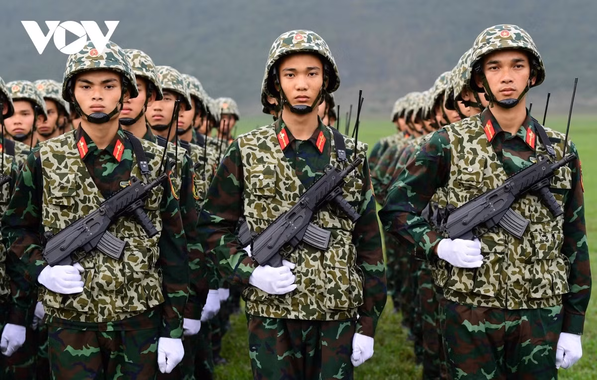 Khối chiến sĩ đặc công được trang bị súng tiểu liên STV 022 có nguyên lý hoạt động giống mẫu súng STV 215 nhưng trọng lượng nhẹ hơn và kích thước ngắn hơn để phù hợp với đặc điểm chiến đấu của binh chủng.