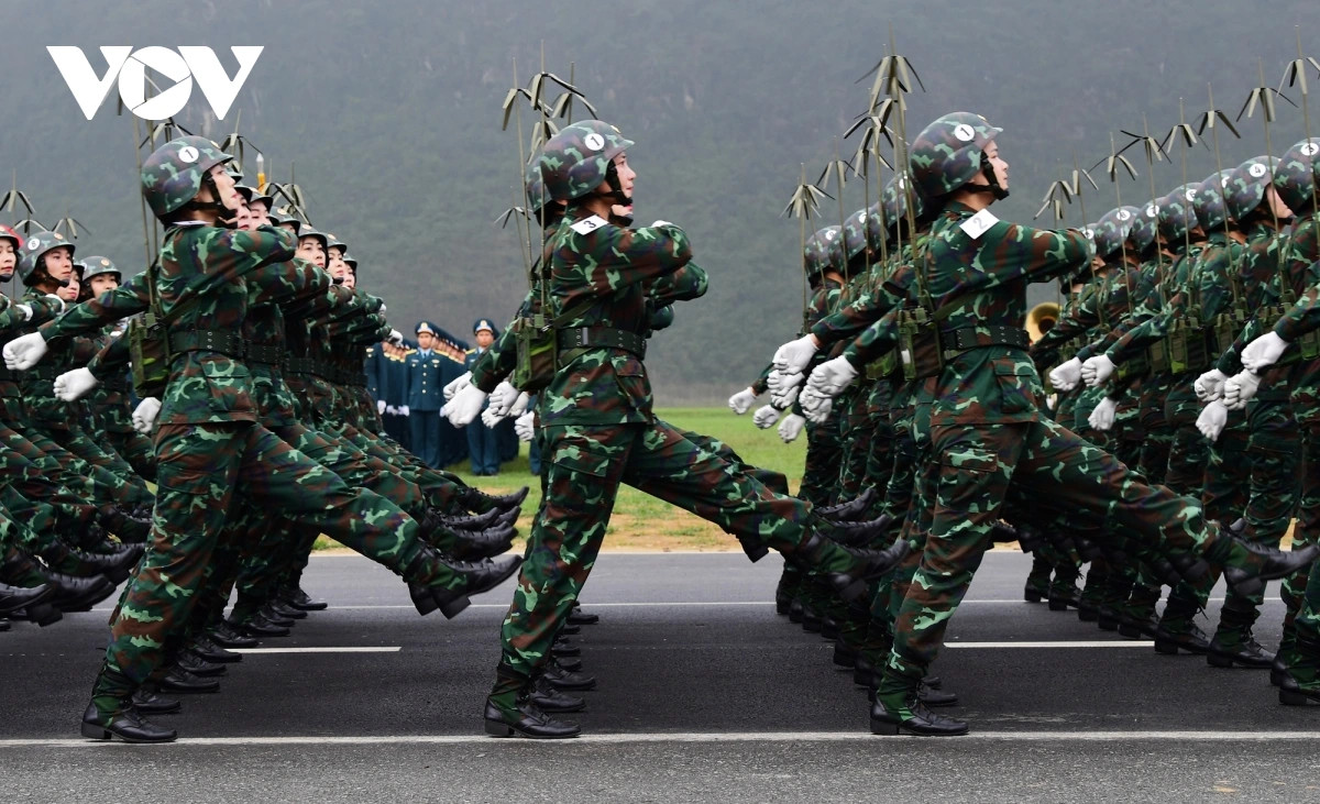 Khối nữ sĩ quan thông tin mang máy thông tin liên lạc và mũ chống đạn do Việt Nam nghiên cứu, sản xuất.