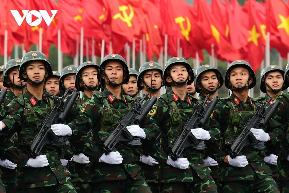 Khối chiến sĩ lục quân được trang bị súng tiểu liên STV 380 gắn ống phóng lựu. Các chiến sĩ còn mang bộ đàm và mũ chống đạn do Việt Nam nghiên cứu, sản xuất.