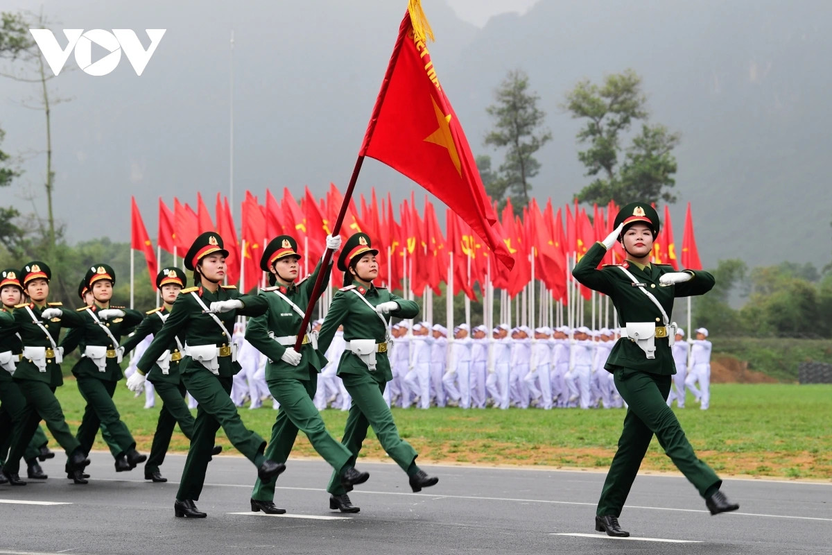 Khối nữ chiến sĩ quân y đeo súng ngắn bên hông khi diễu binh, diễu hành. Cũng được trang bị súng ngắn còn có các khối sĩ quan lục quân và sĩ quan hải quân.