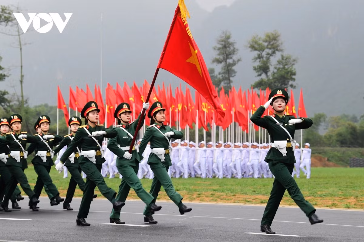 Khối nữ chiến sĩ quân y đeo súng ngắn bên hông khi diễu binh, diễu hành. Cũng được trang bị súng ngắn còn có các khối sĩ quan lục quân và sĩ quan hải quân.