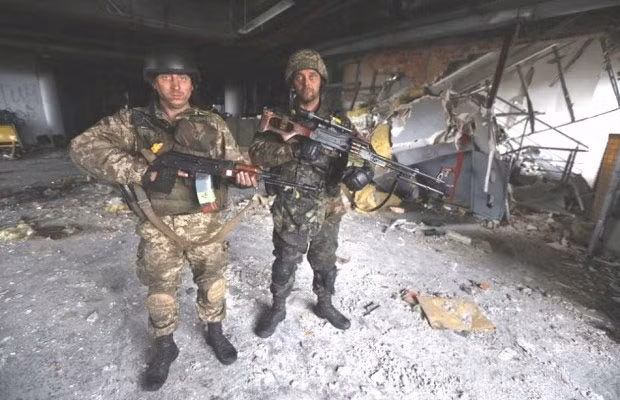 Hai quân nhân thuộc Lực lượng vũ trang Ukraine cố thủ bên trong sân bay Donetsk.