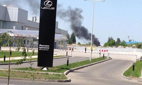 Sân bay Donesk trong một lần bị pháo kích.