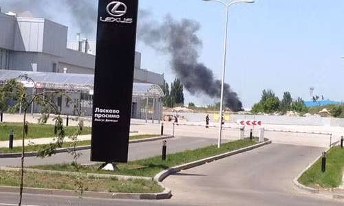 Sân bay Donesk trong một lần bị pháo kích.