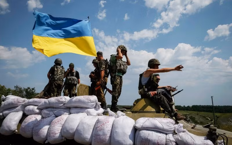 Các binh sĩ Ukraine canh ở một chốt kiểm soát tại vùng miền đông.