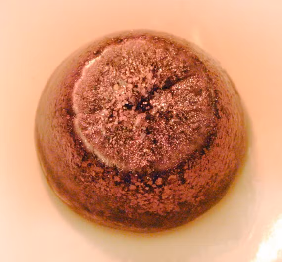 Kỳ lạ hơn, trong cả cuộc đời mình, Newton luôn tin rằng Thần thoại Hy Lạp là những câu chuyện chứa đựng bí mật về các công thức giả kim.