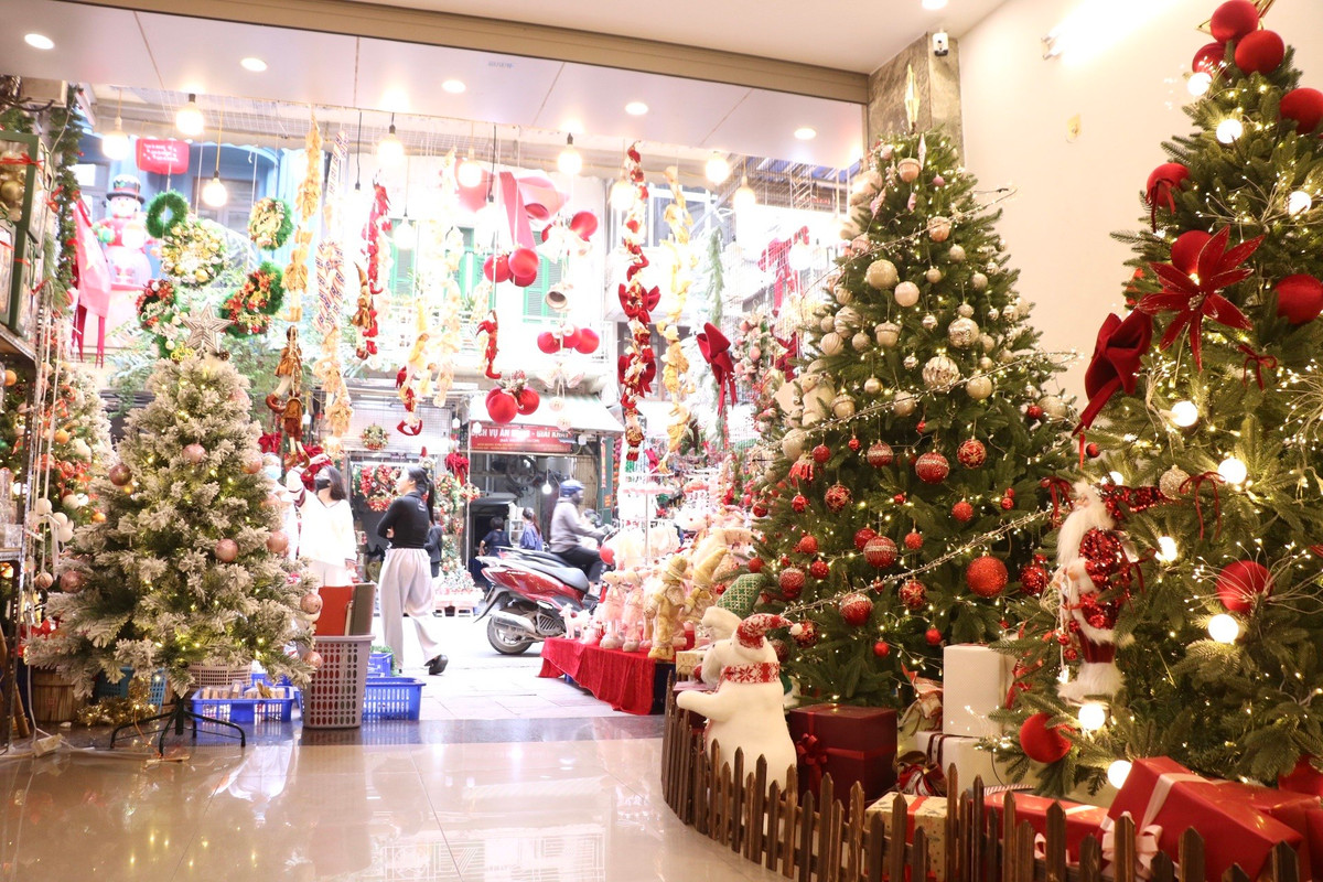 Chị Lưu Thùy Linh - chủ một cửa hàng bán cây thông Noel và đồ trang trí giáng sinh tại Hàng Mã - cho biết, năm nay cửa hàng của chị có nhập về nhiều mẫu mã hơn năm trước để phục vụ cho nhu cầu mua sắm đồ trang trí nhà cửa mùa Noel. Khách hàng đến cửa hàng chị Linh chủ yếu để chọn mua cây thông, dây đèn, quả châu, dây kim tuyến về trang trí cây thông.