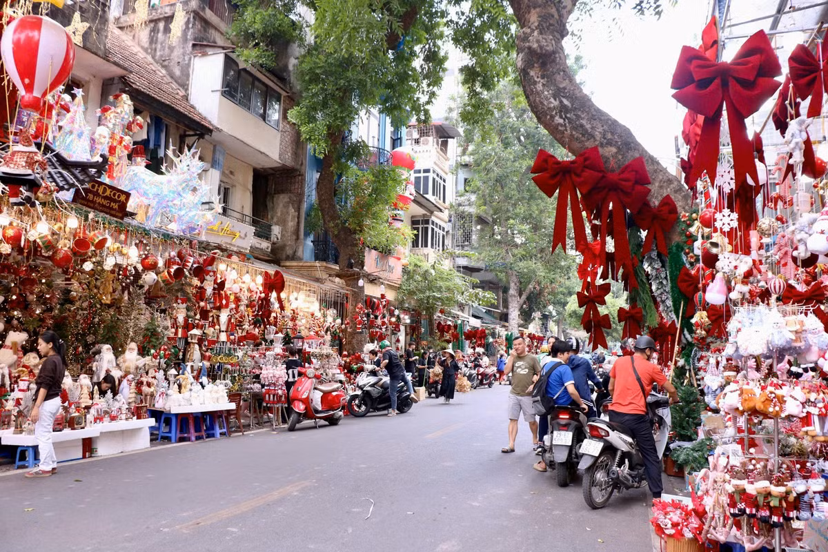 Phố Hàng Mã từ lâu đã trở thành điểm đến hấp dẫn người dân, du khách và những dân buôn mỗi dịp lễ, tết. Với cách bài trí độc đáo, đồng loạt với đa dạng những sản phẩm, đồ trang trí theo mùa vụ và những sự kiện quan trọng nên con phố luôn mang trong mình không khí mới mẻ, bắt mắt. Đồ Giáng sinh năm nay đã được các chủ cửa hàng tại phố Hàng Mã bày bán được hơn một tháng nay. Theo ghi nhận của PV, những đồ trang trí rực rỡ sắc màu được bài trí rất bắt mắt. Mẫu mã, thiết kế của đồ trang trí năm nay cầu kỳ và đa dạng hơn năm ngoái. Khách hàng đến có thể thoải mái lựa chọn những sản phẩm mình thấy ưng ý.
