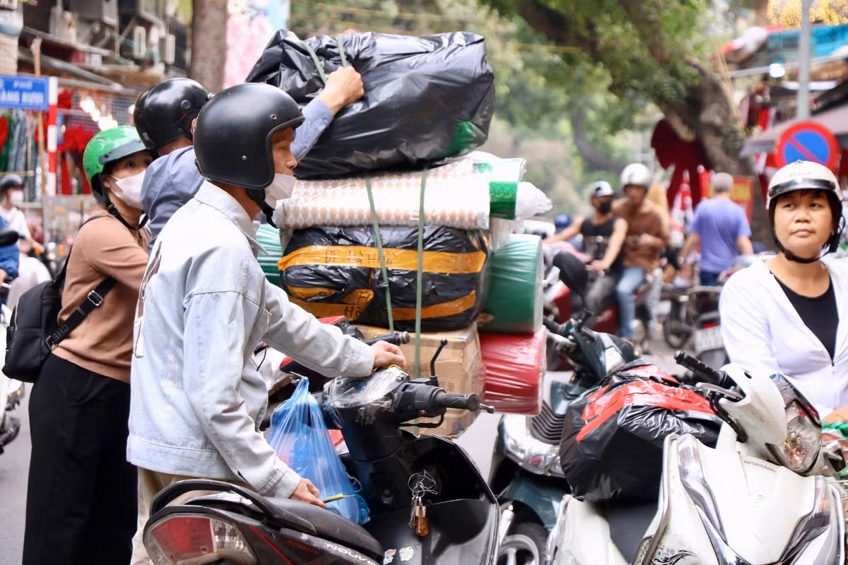Một tiểu thương tại Hàng Mã cho biết, giá sản phẩm năm nay không chênh lệch nhiều so với mọi năm, thế nhưng lượng khách đến mua sắm Noel vẫn rất cầm chừng.