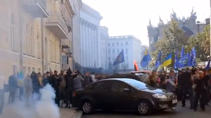 Hàng trăm người tụ tập bên ngoài và hô vang các khẩu hiệu yêu nước.