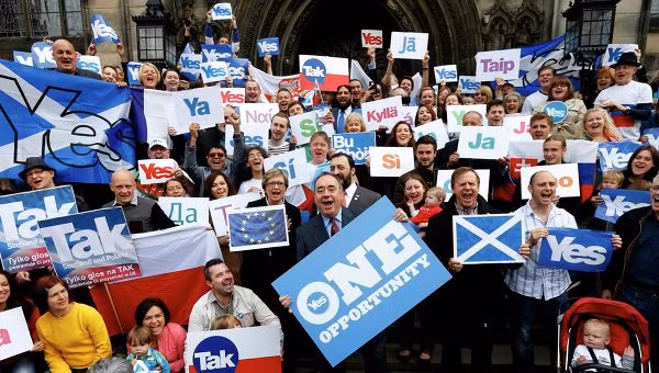 Thủ tướng Scotland Alex Salmond (đứng giữa cầm bảng One Oppurtunity) cùng những người ủng hộ độc lập chụp ảnh ở Edinburgh ngày 9/9.