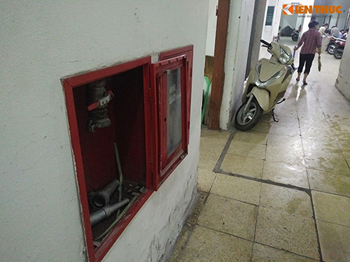 Theo ghi nhận của Kiến Thức, vào chiều 23/4, toàn bộ hệ thống chuông báo cháy không hoạt động đã hư hỏng. Trong khi đó, lối cầu thang bộ thoát hiểm chạy thẳng từ tầng 11 xuống tầng 1, khi qua các tầng không hề có cánh cửa nào ngăn cách, trong khi diện tích cầu thang chỉ rộng khoảng 60cm. Đặc biệt, là cánh cửa thoát hiểm ở tầng 1 chung cư được thiết kế bằng gỗ, khóa chặt 24/24h do bảo vệ tòa nhà cầm chìa khóa, vì sợ trộm đột nhập theo đường này vào chung cư.